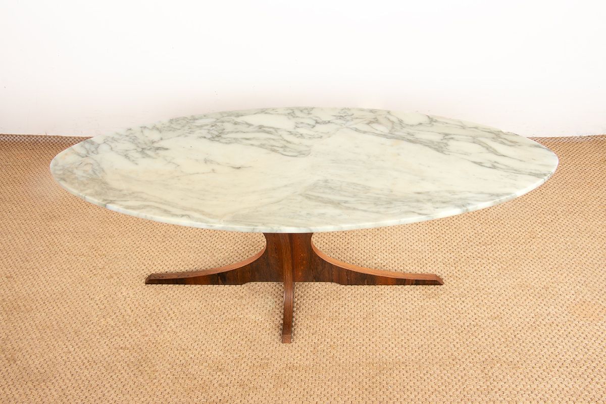 Table basse ovale en marbre de Carrare et palissandre, par Hugues Poignant, 1960 photo vintage