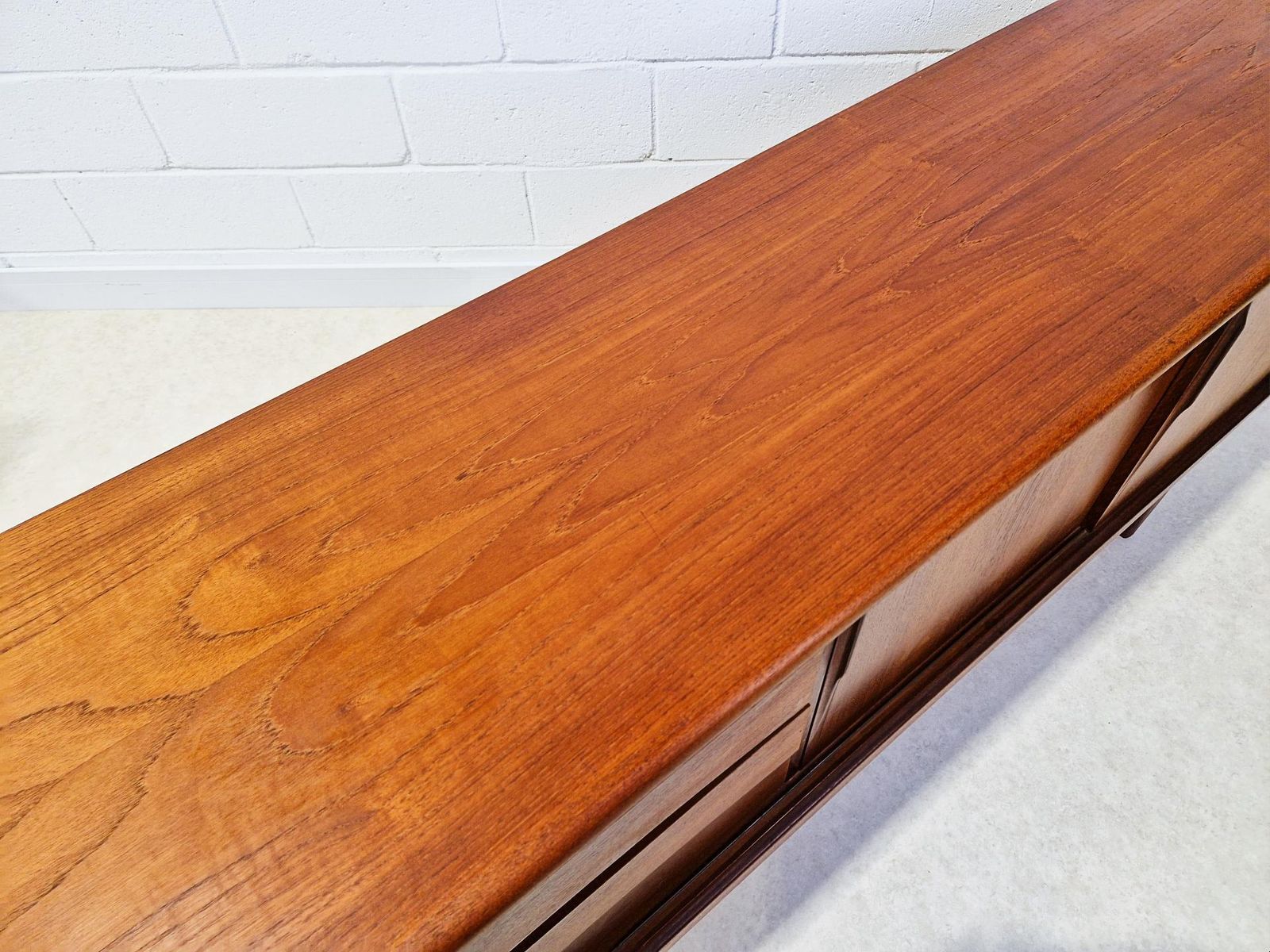 photo vinterior Gunni ømman For Axel Christiansen Danish Mid Century Teak Long Sideboard Credenza Pg018