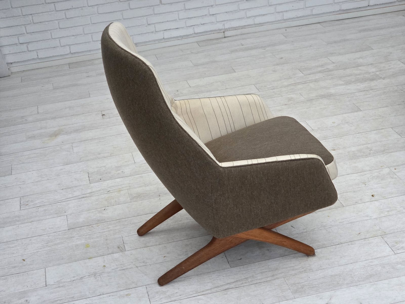 2600.0 Ca. Jaren 1970, Deens Design Van Illum Wikkelsø. Meubelwol, Eikenhouten Poten. photo