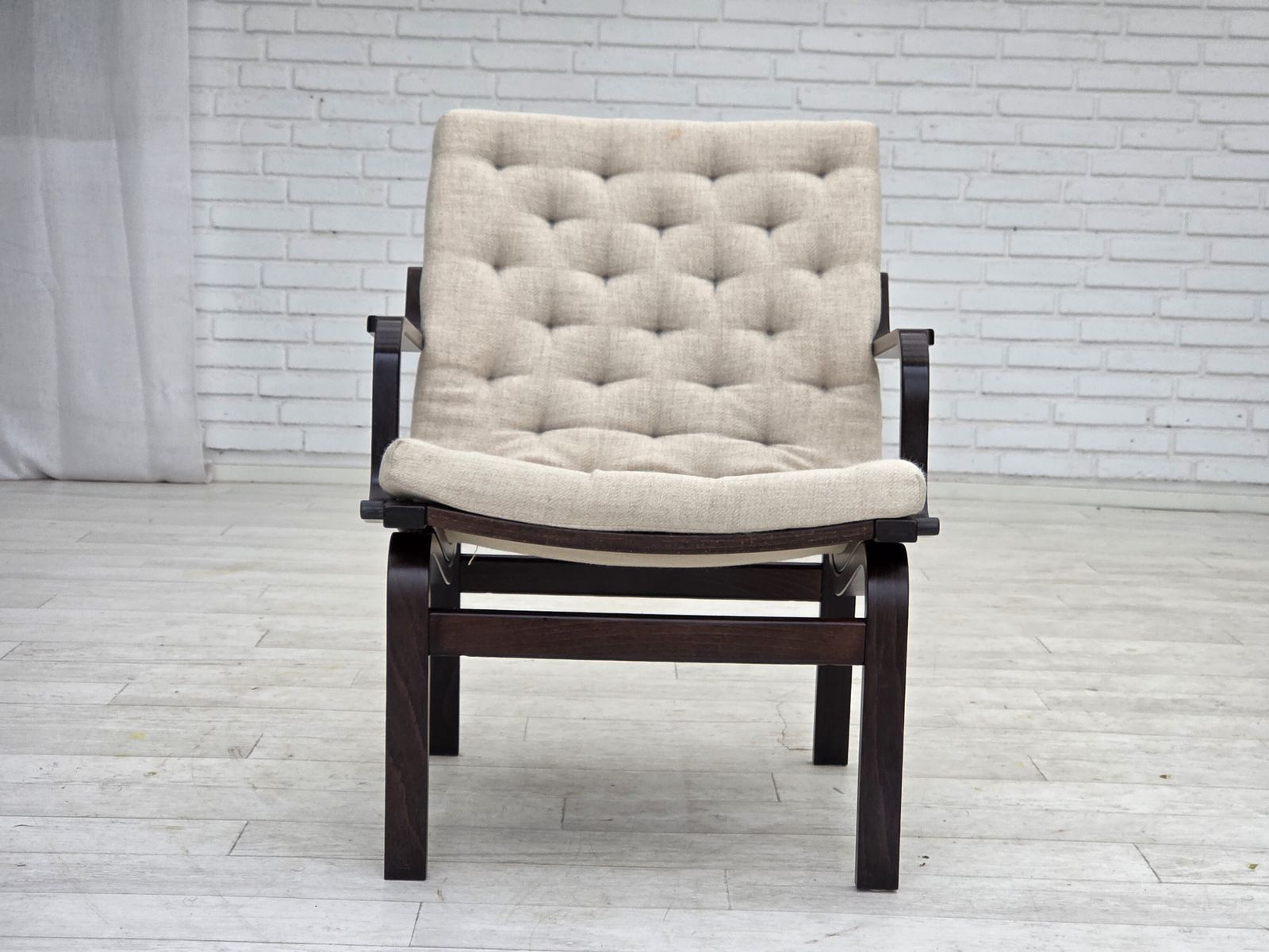 photo furniture Scandinavische Fauteuil, Ca. Jaren 1970, Meubelwol, Donker Beukenhout.