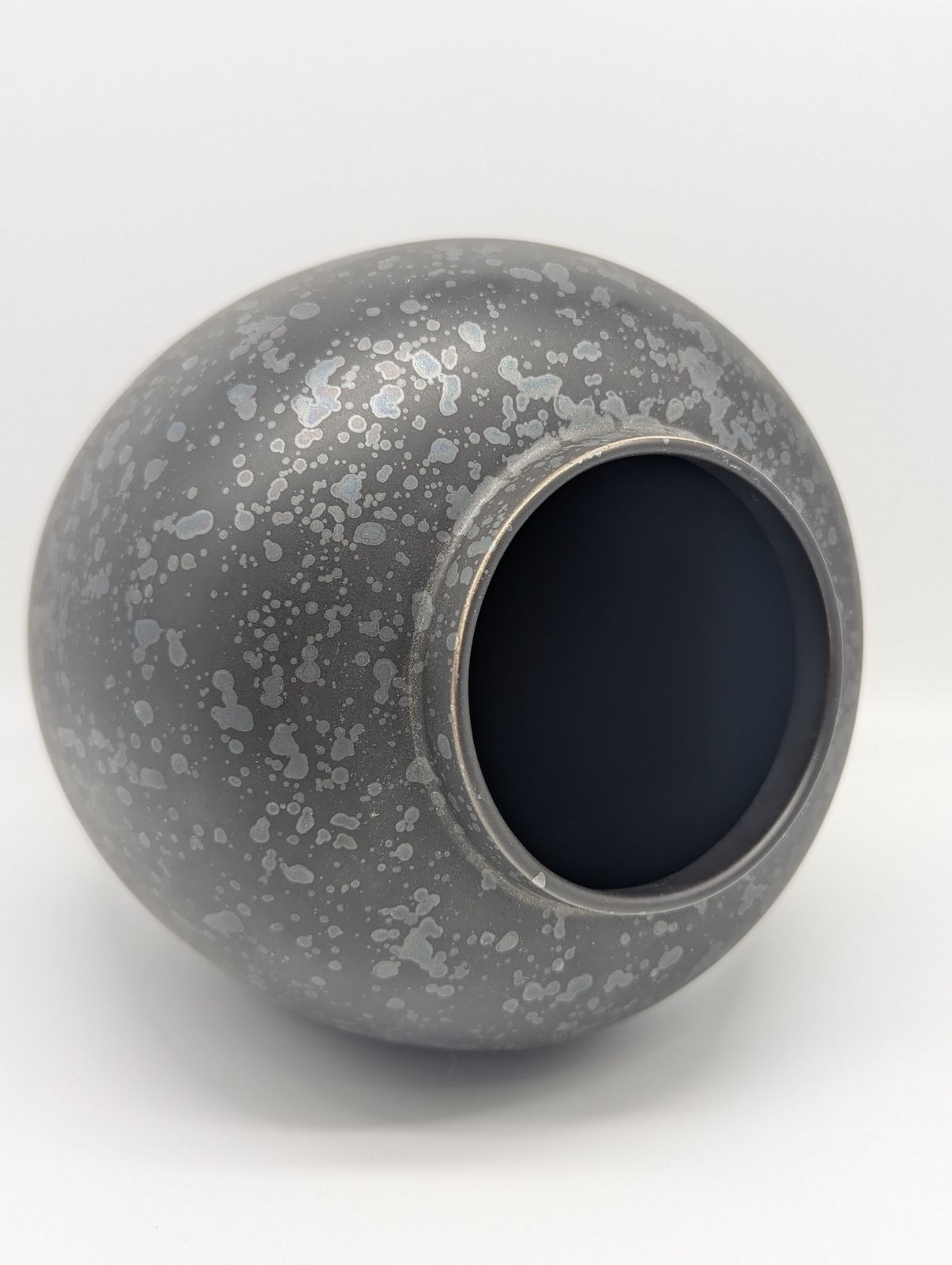 photo furniture Poole Pottery Calypso Vase – Dark Lustre, England (C.1970s)