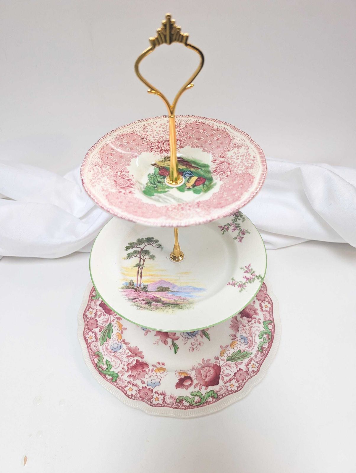 photo vinterior Beautiful Elegant Vintage 3 Tier Cake Stand. Bone China, Bridgerton Style. Made In England