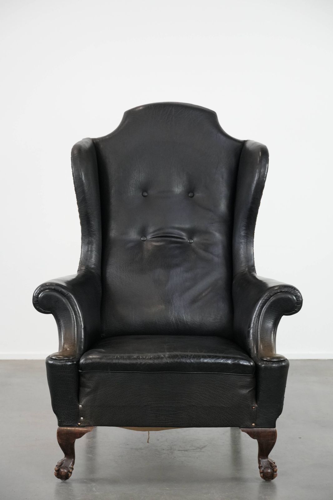 Grote Antieke Engelse Vleugelfauteuil In Zwart Koeienleer, Eind 19e Eeuw, Met Een Weelderige Uitstraling photo furniture