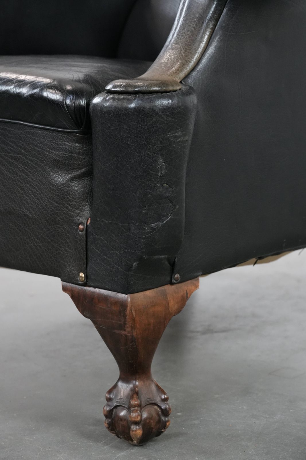 photo furniture Large Antique Black English Cowhide Wing Chair From The Late 19th Century With A Luxurious Appearance