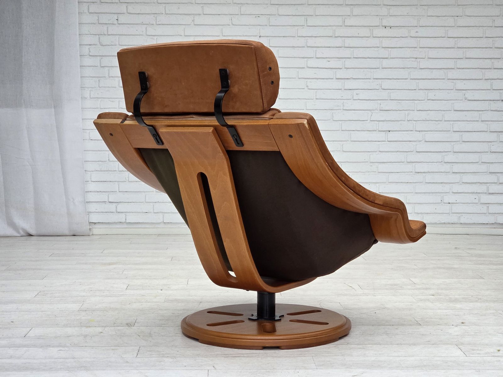 photo vinterior Jaren 1980, Zweedse Draaifauteuil, Nubuckleer, Canvas, Gebogen Beukenhout.