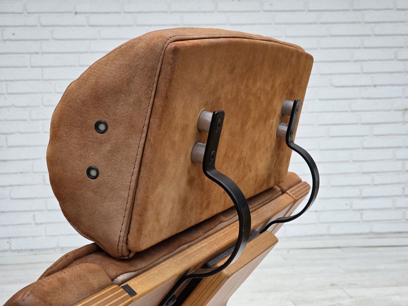 photo vintage 1980s, Swedish Swivel Armchair, Nubuck Leather, Canvas, Bent Beech Wood.
