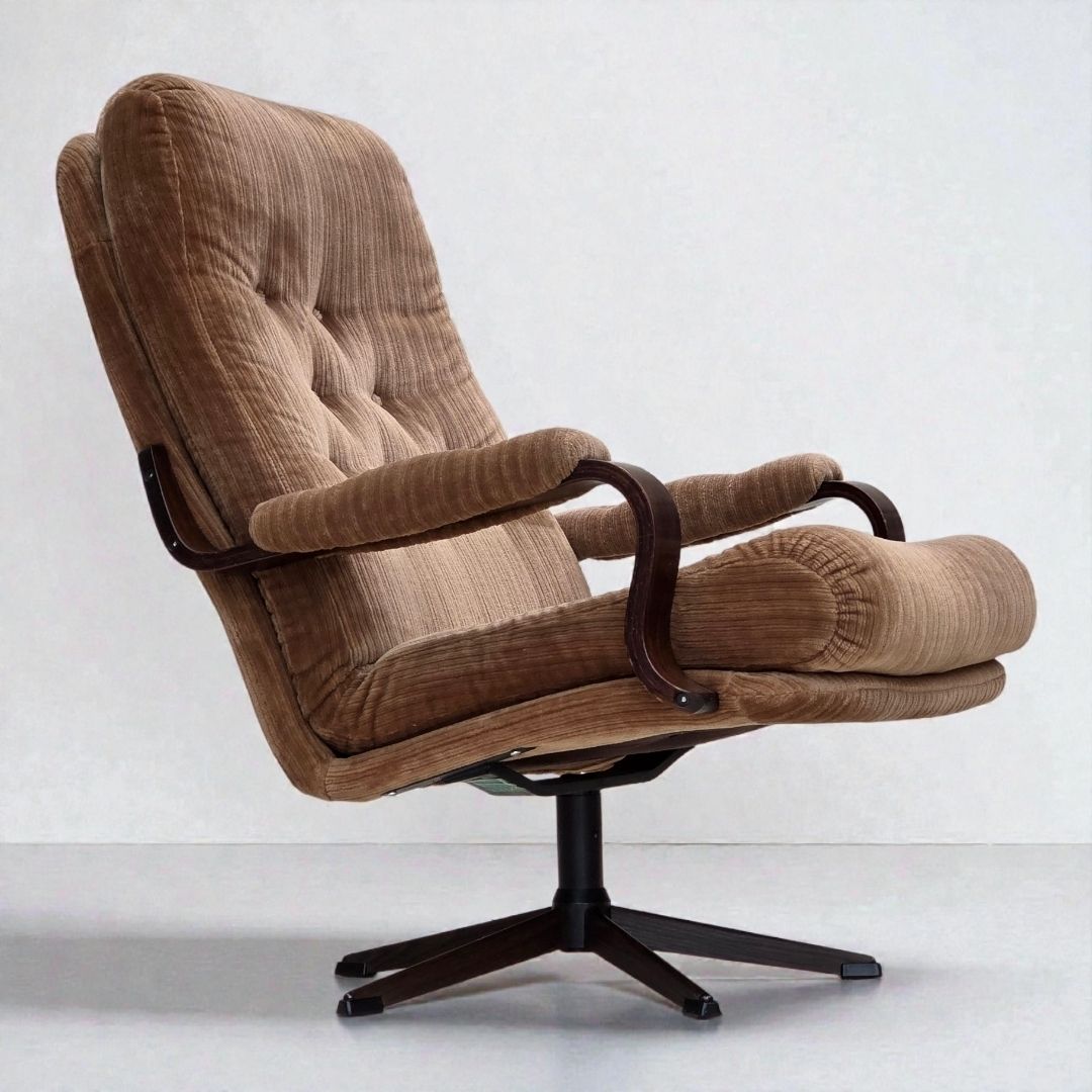 Jaren 1970, Deense Draaifauteuil, Meubelcord, Donker Beukenhout.