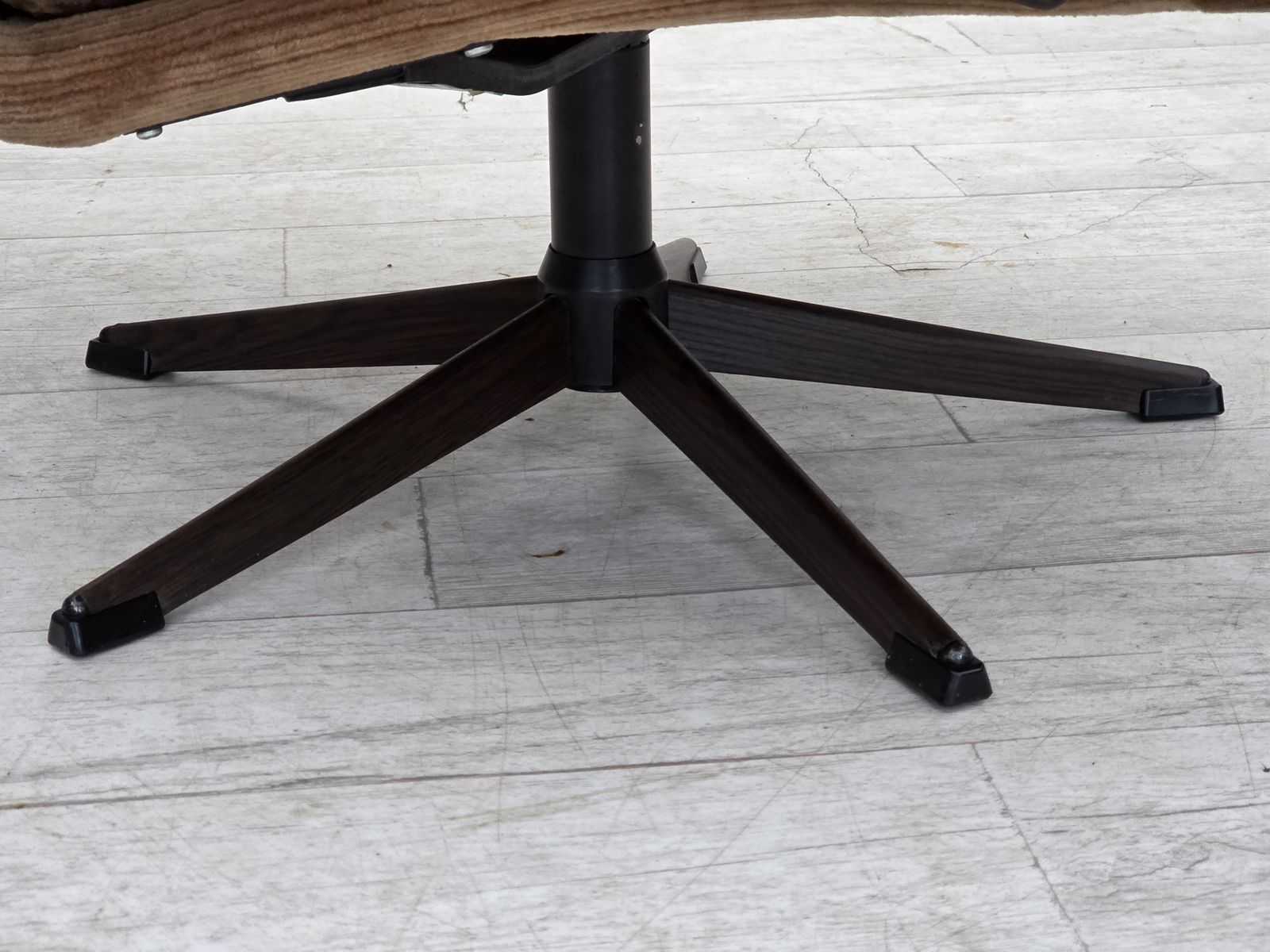 Jaren 1970, Deense Draaifauteuil, Meubelcord, Donker Beukenhout. photo for sale