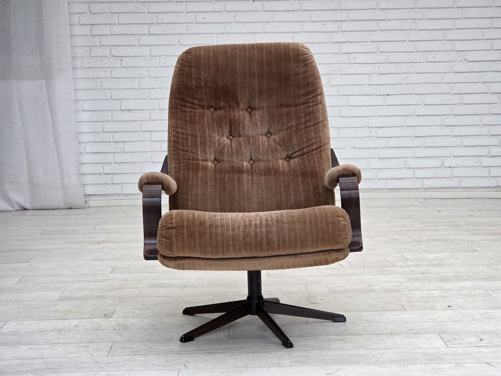 Jaren 1970, Deense Draaifauteuil, Meubelcord, Donker Beukenhout. photo vinterior