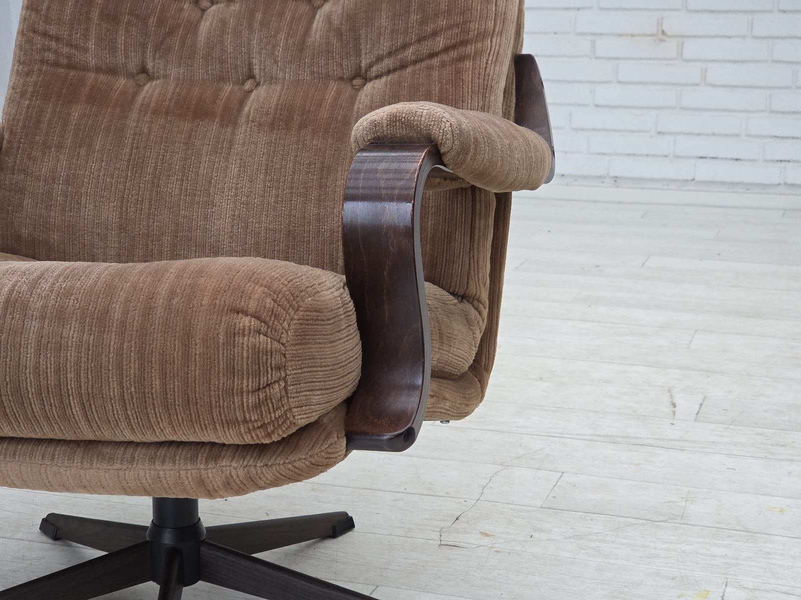 Jaren 1970, Deense Draaifauteuil, Meubelcord, Donker Beukenhout. photo vintage