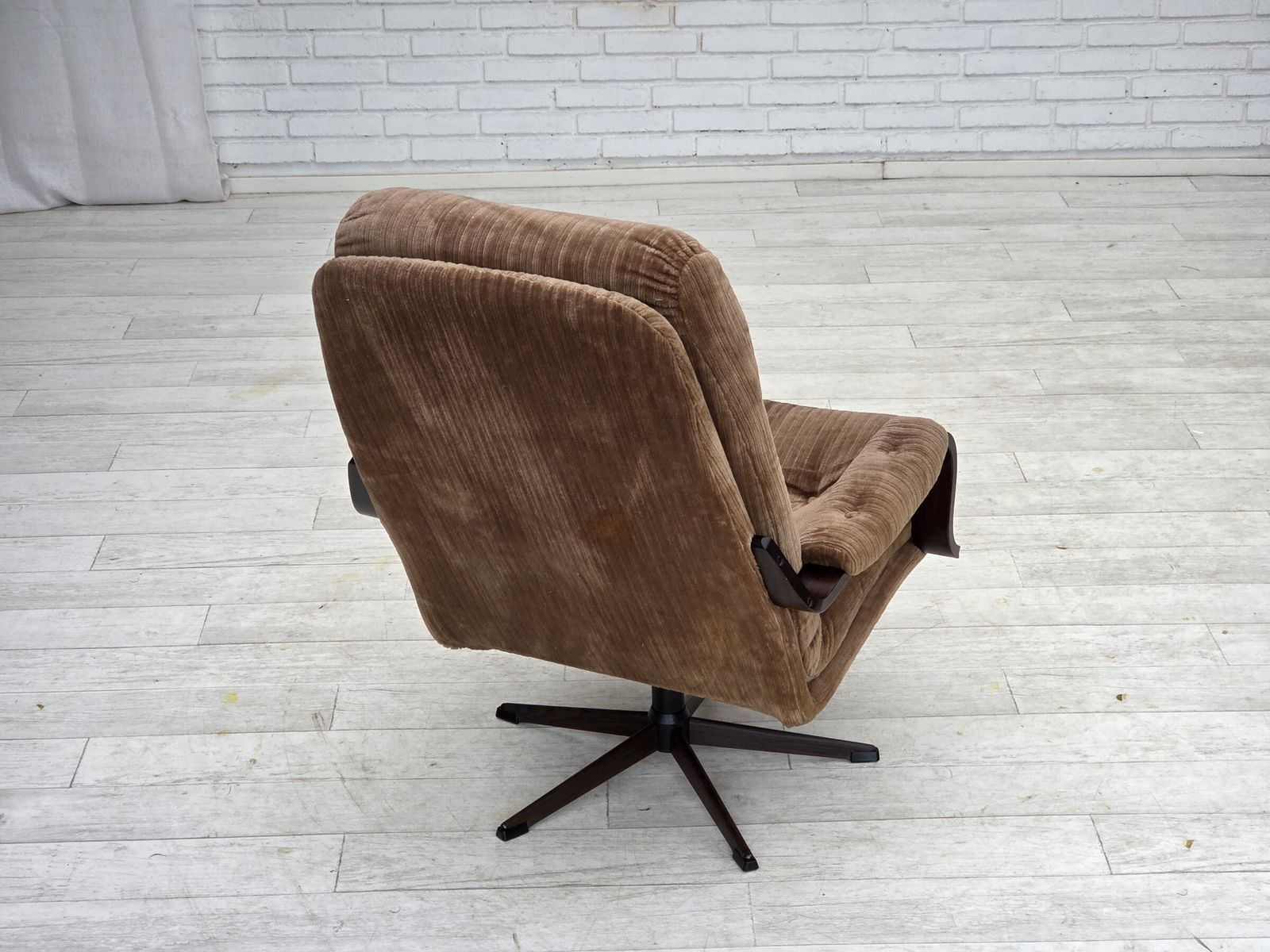 photo for sale Jaren 1970, Deense Draaifauteuil, Meubelcord, Donker Beukenhout.