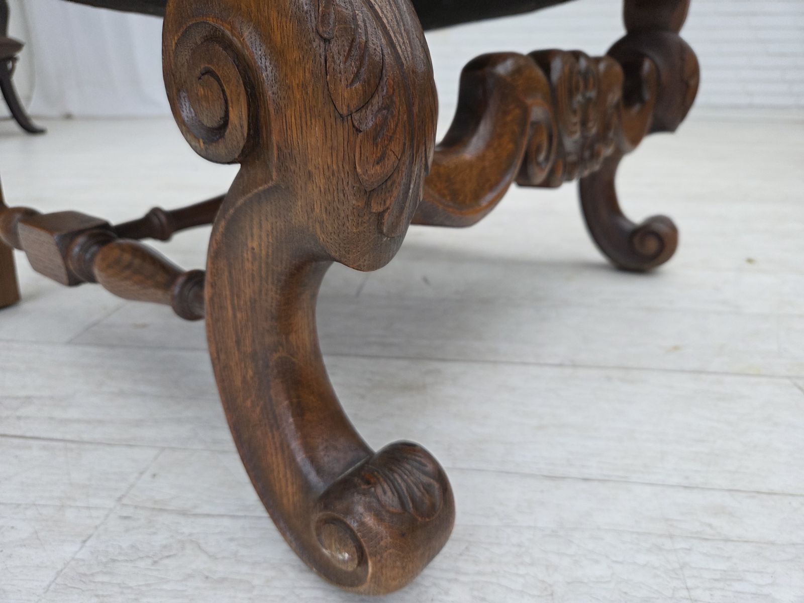 Ca. Jaren 1950, Scandinavische Hoge Fauteuil, Meubelstof, Handgesneden Eikenhout. photo vintage
