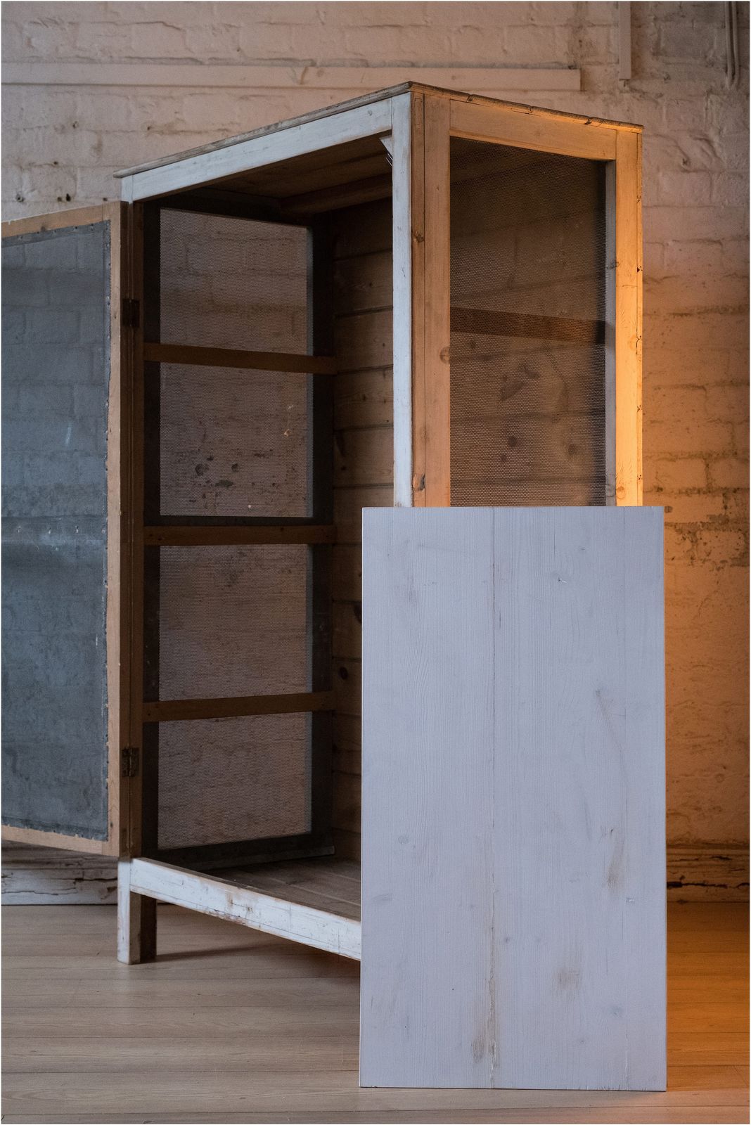 photo vinterior Early 20th Century Pine Shelved Larder Linen Meshed Cupboard (915)