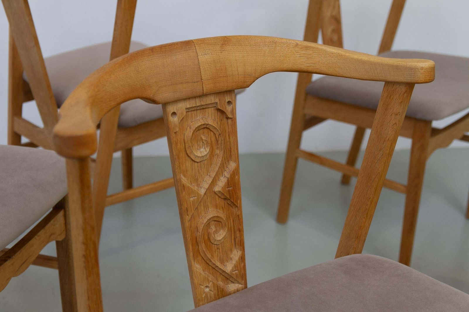 photo vinterior Danish Brutalist Oak Dining Chairs By Henning Kjærnulf, 1960s. Set Of 6.