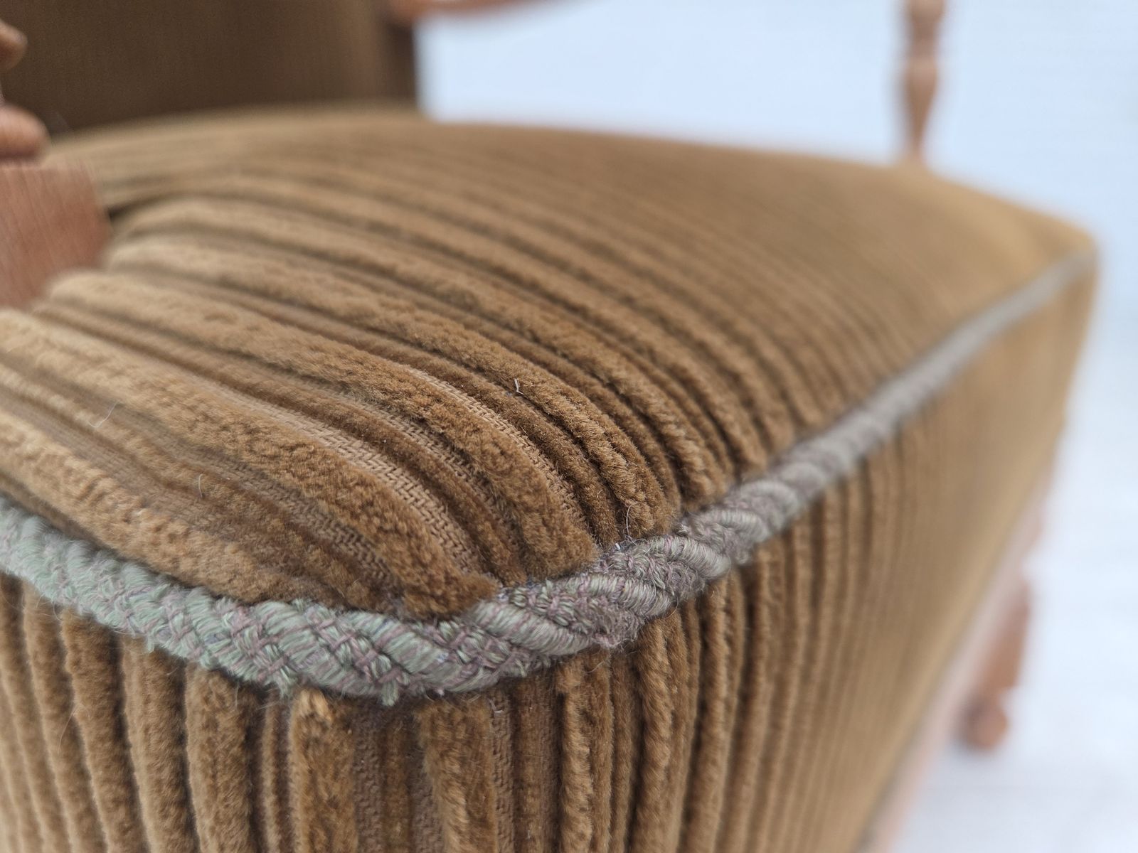 Jaren 1970, Scandinavische Wingback Fauteuil Met Hoge Rugleuning, Meubelcord, Gesneden Eikenhout. photo vinterior