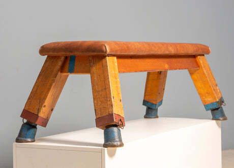 photo furniture Europese Vintage Leren Gymbank Of Tafel, Ca. Jaren 1950