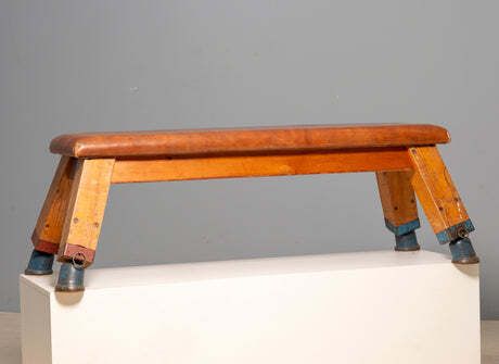 photo vintage Europese Vintage Leren Gymbank Of Tafel, Ca. Jaren 1950