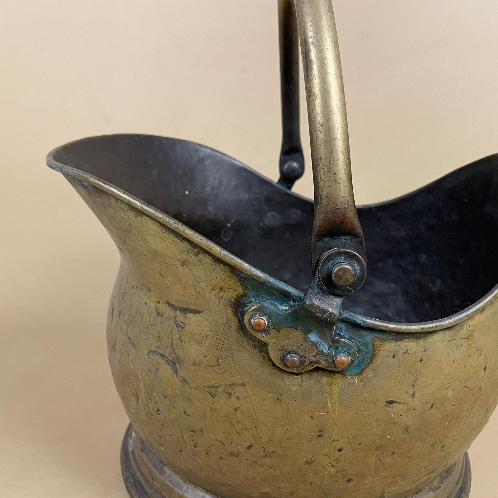 Antique Metal Gold Brass Coal Bucket Handle Fireside Fire Side Scuttle Log Helmet Farmhouse Cottage Aged Patina Vintage Fireplace Logs photo 75.0