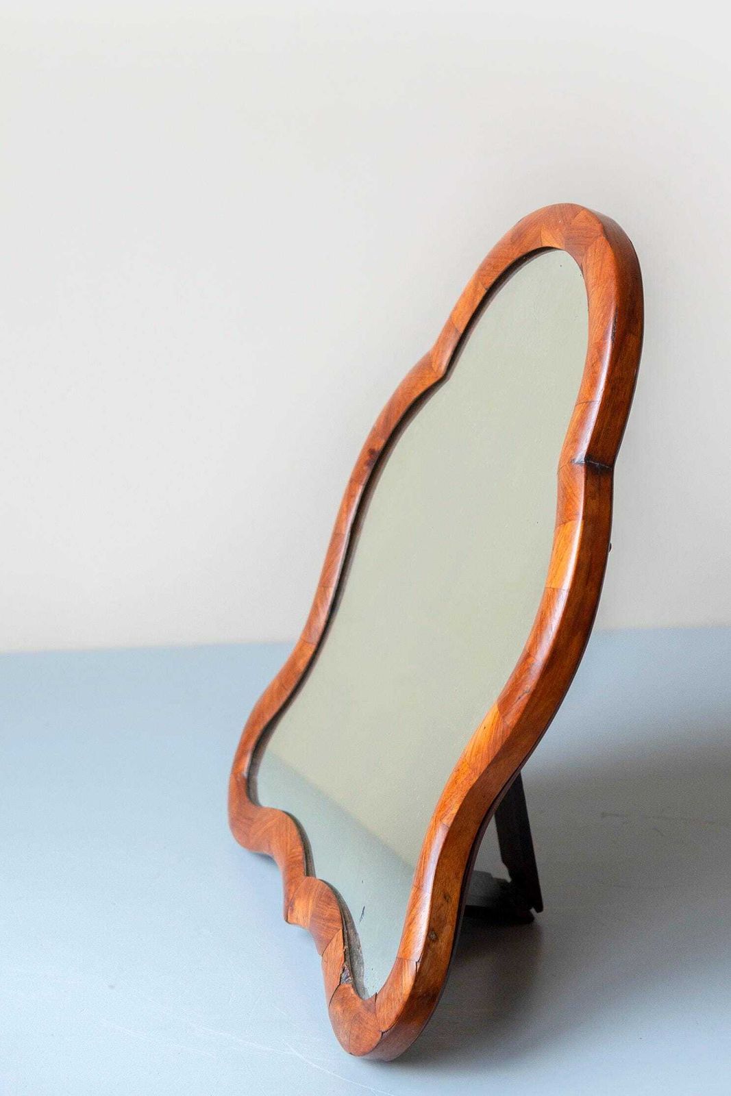 Antieke Schelpvormige Tafelpiegel, Biedermeier Walnootfineer, 19e Eeuw photo Woonaccessoires