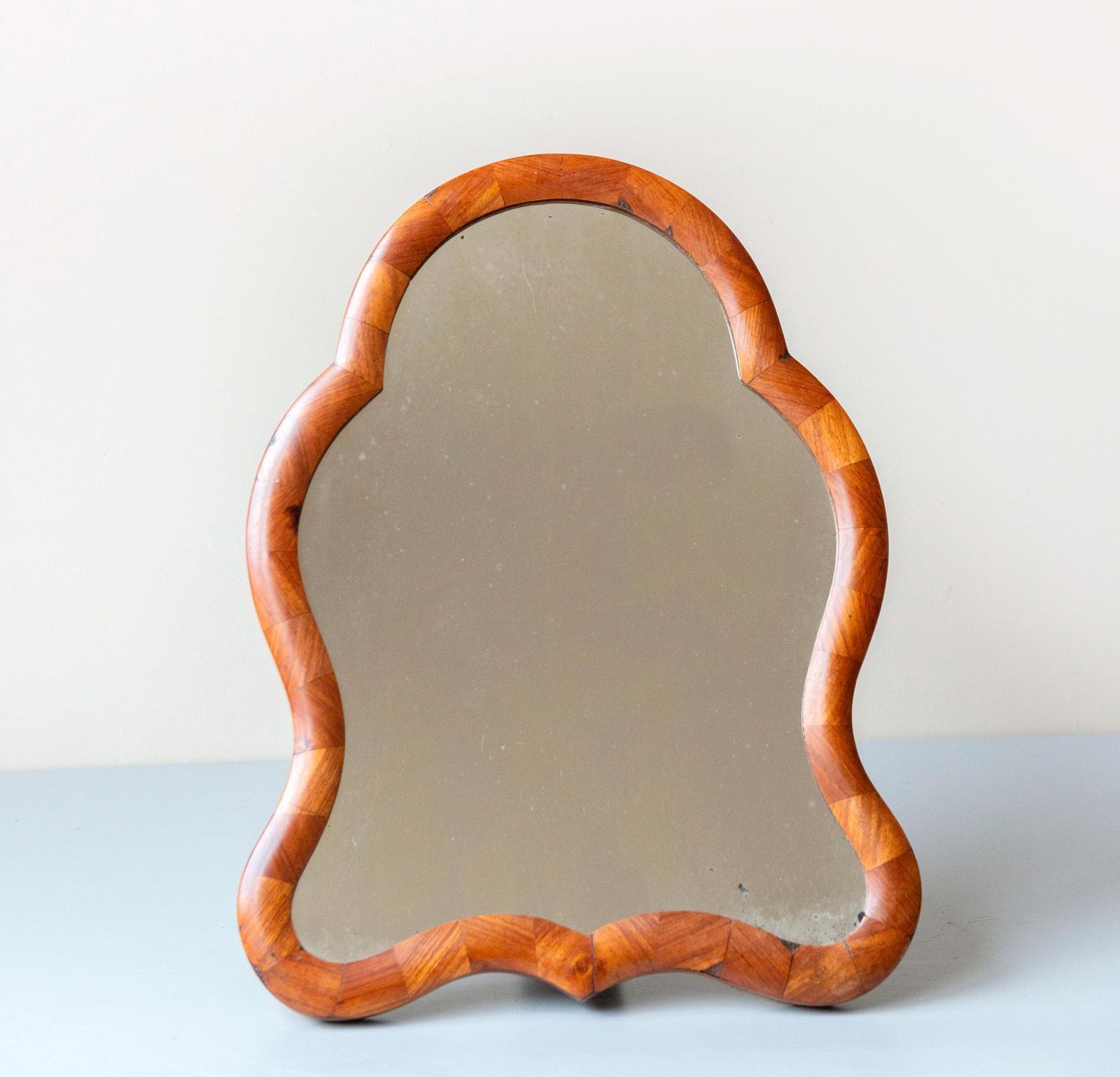 Antieke Schelpvormige Tafelpiegel, Biedermeier Walnootfineer, 19e Eeuw photo vinterior