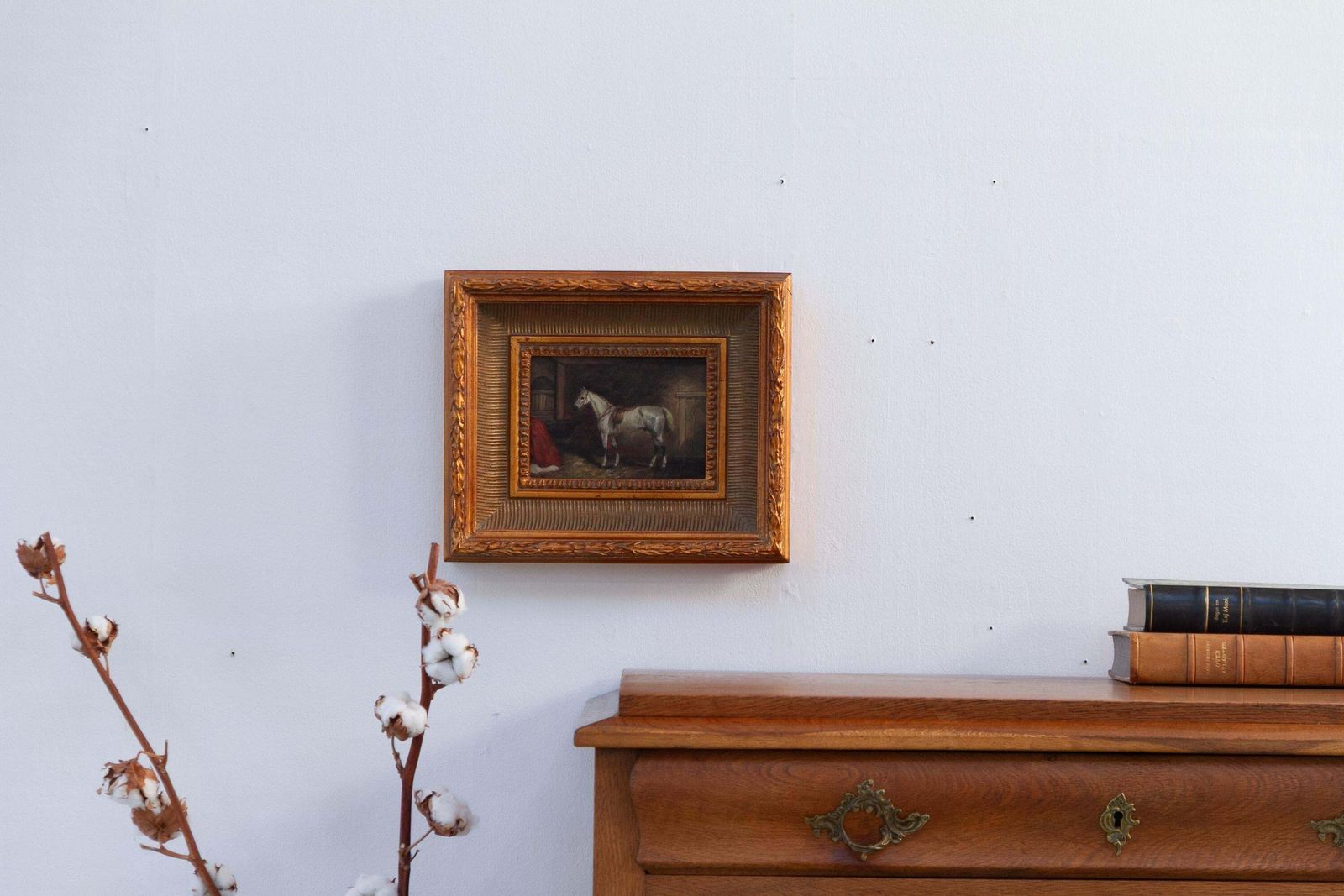 photo vinterior Vintage Oil Painting Of White Horse In Gilded Frame, 20th Century.