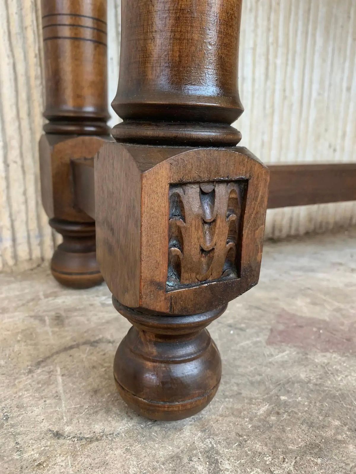 Console catalane en bois de noyer sculpté, début du XIXe siècle photo 3940.0