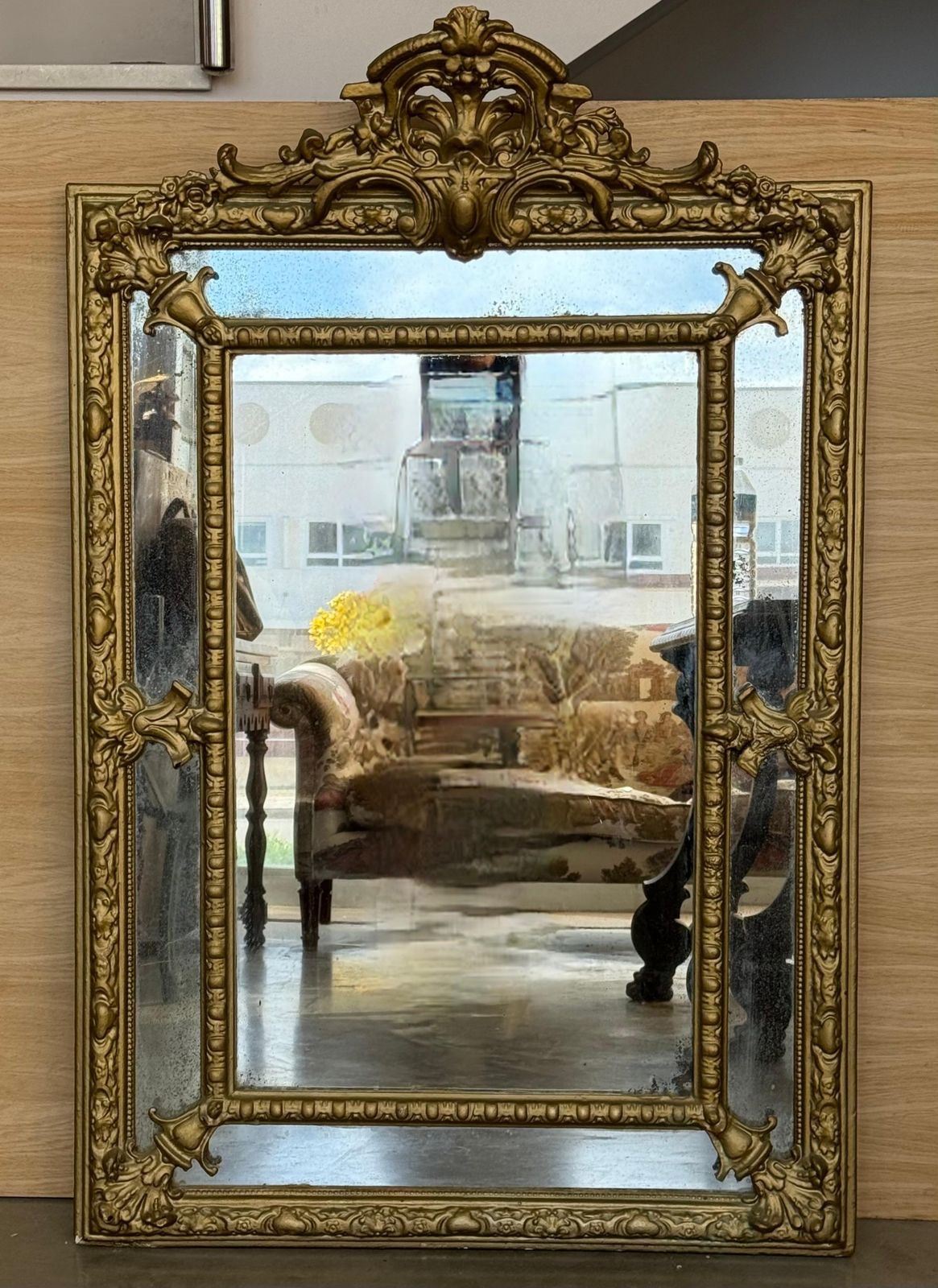 Miroir rectangulaire vertical doré à décor floral, France, XXe siècle photo furniture
