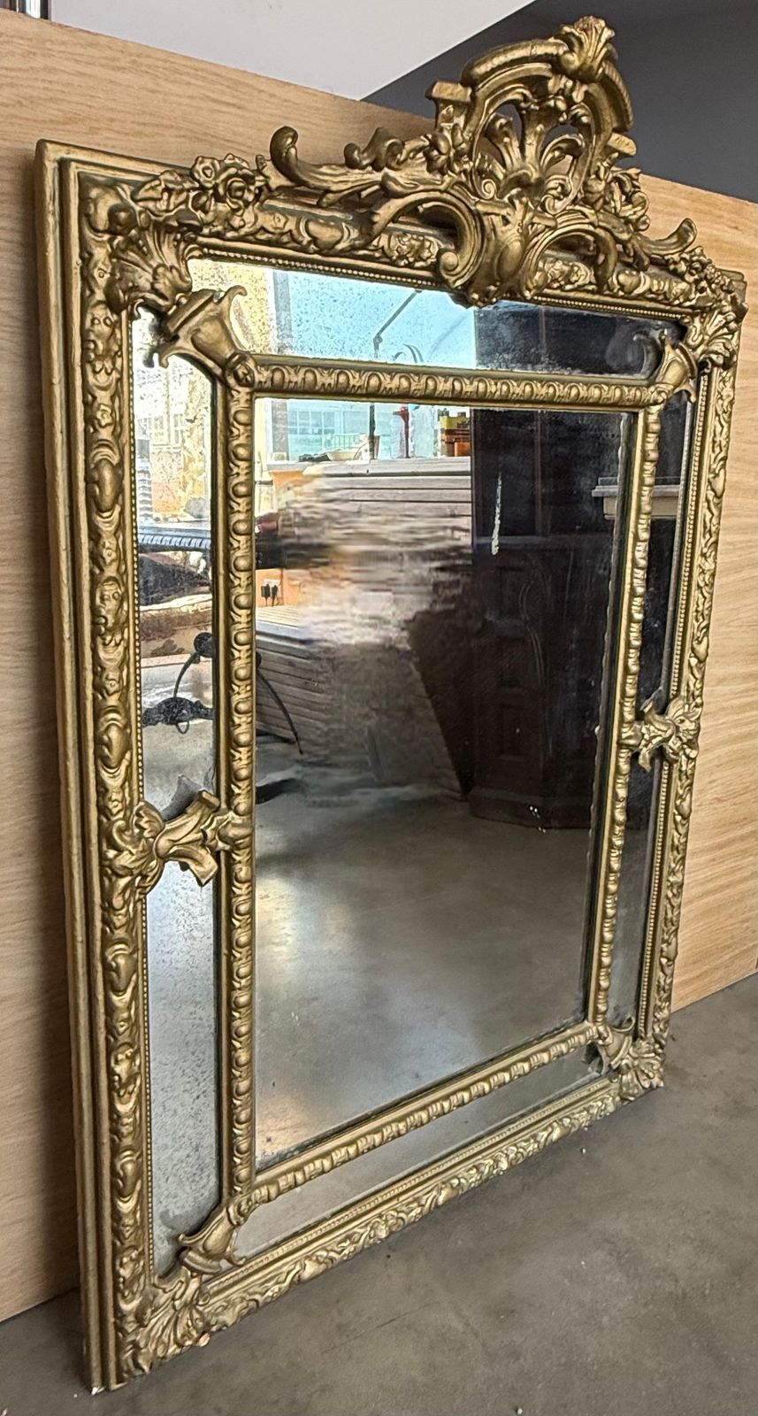 Miroir rectangulaire vertical doré à décor floral, France, XXe siècle photo for sale