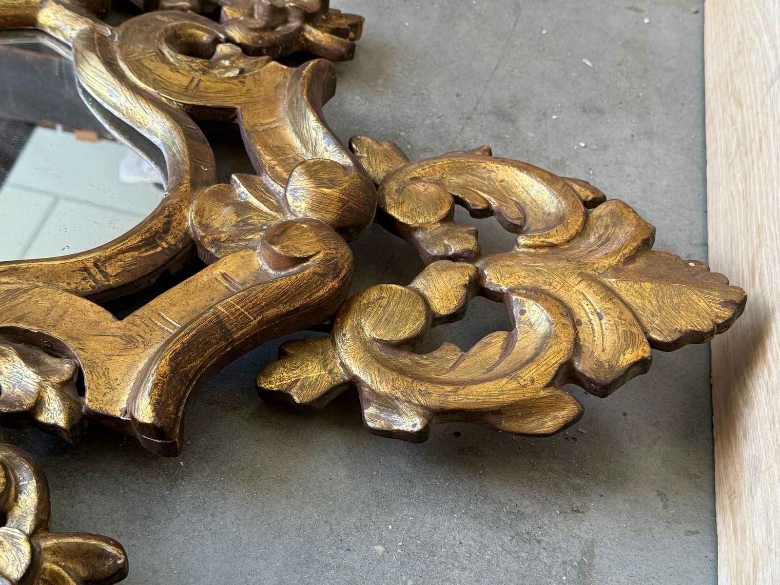 Miroir baroque espagnol en noyer sculpté et bronze doré, début du XXe siècle photo Décoration