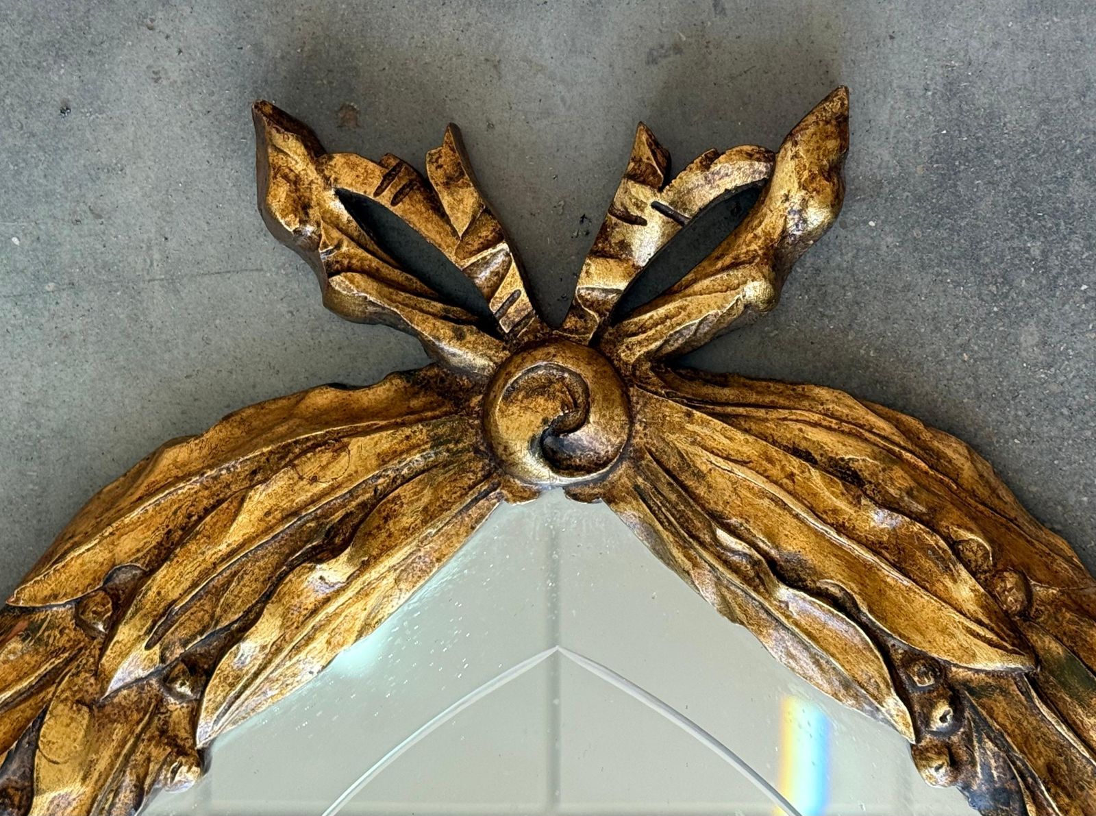 Miroir ovale en bois doré d'époque Empire français, XXe siècle photo for sale