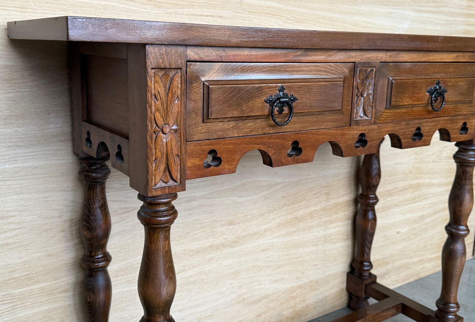 Console espagnole en noyer sombre sculpté, pieds cannelés, début du XXe siècle photo 2219.0