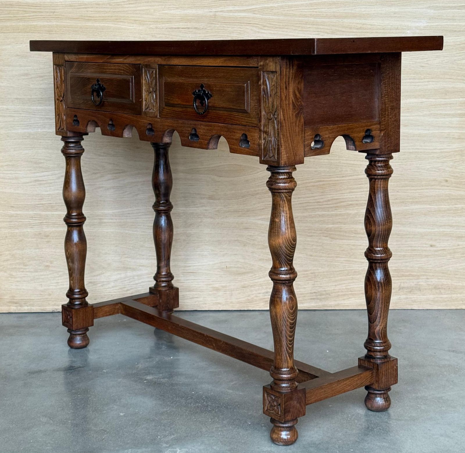 Console espagnole en noyer sombre sculpté, pieds cannelés, début du XXe siècle photo vintage