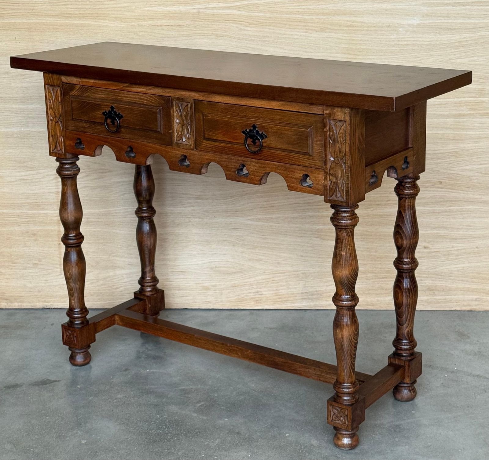 photo furniture Console espagnole en noyer sombre sculpté, pieds cannelés, début du XXe siècle