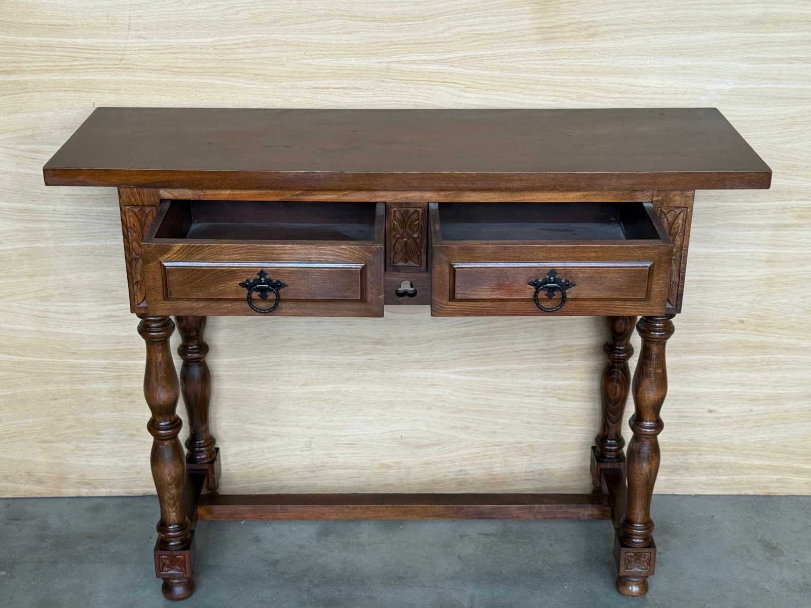 photo for sale Console espagnole en noyer sombre sculpté, pieds cannelés, début du XXe siècle