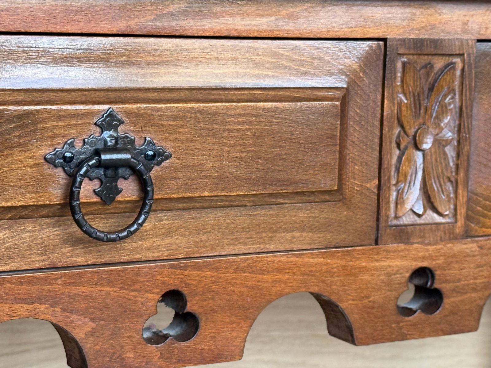 2219.0 Console espagnole en noyer sombre sculpté, pieds cannelés, début du XXe siècle photo