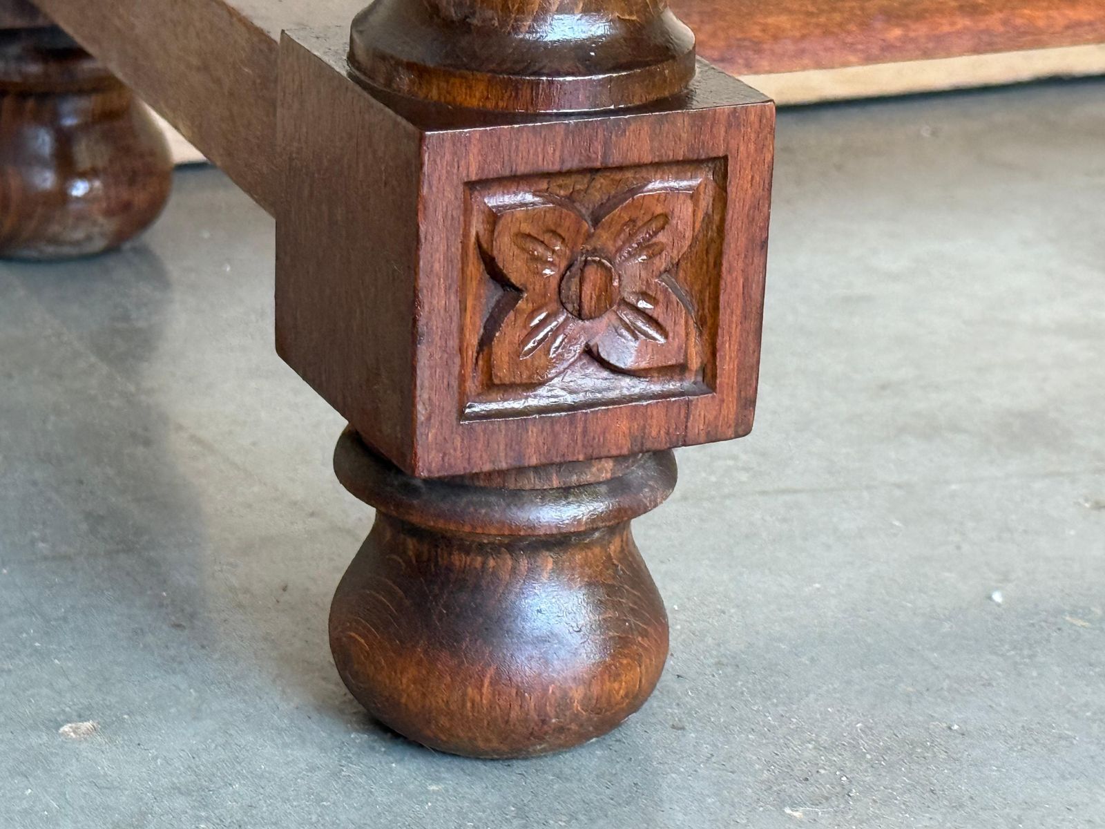 photo vintage Console espagnole en noyer sombre sculpté, pieds cannelés, début du XXe siècle