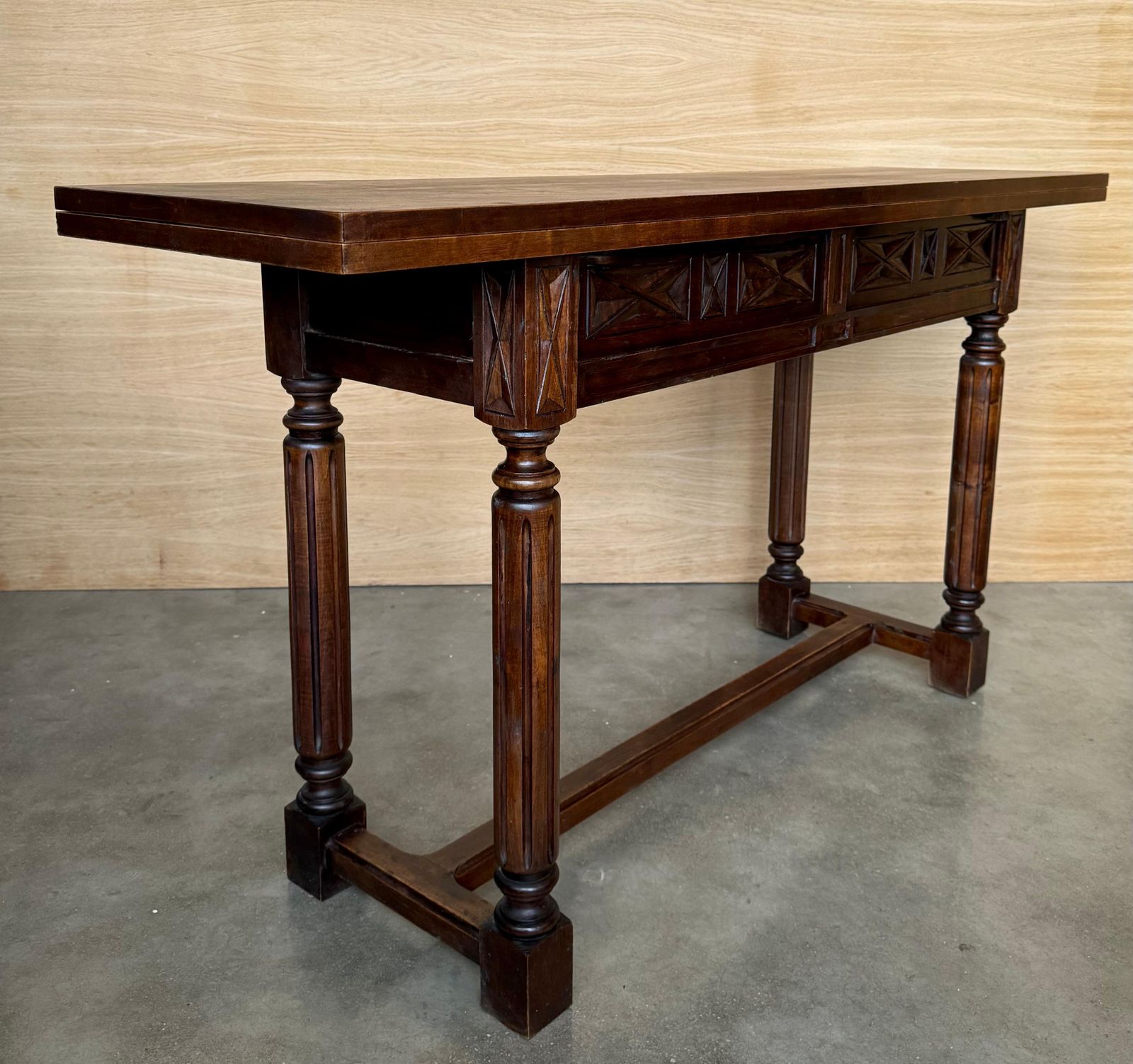 Table console espagnole du XXe siècle à abattant, avec entretoise en bois photo for sale