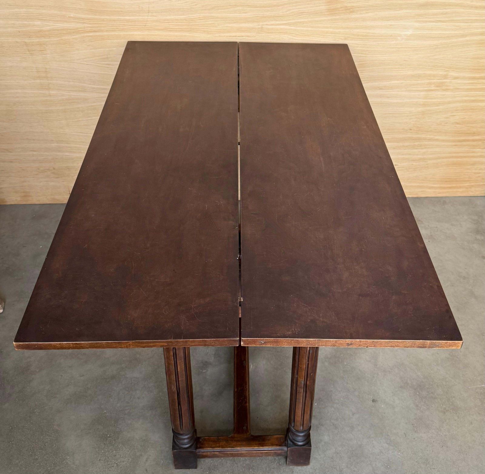 2857.0 Table console espagnole du XXe siècle à abattant, avec entretoise en bois photo