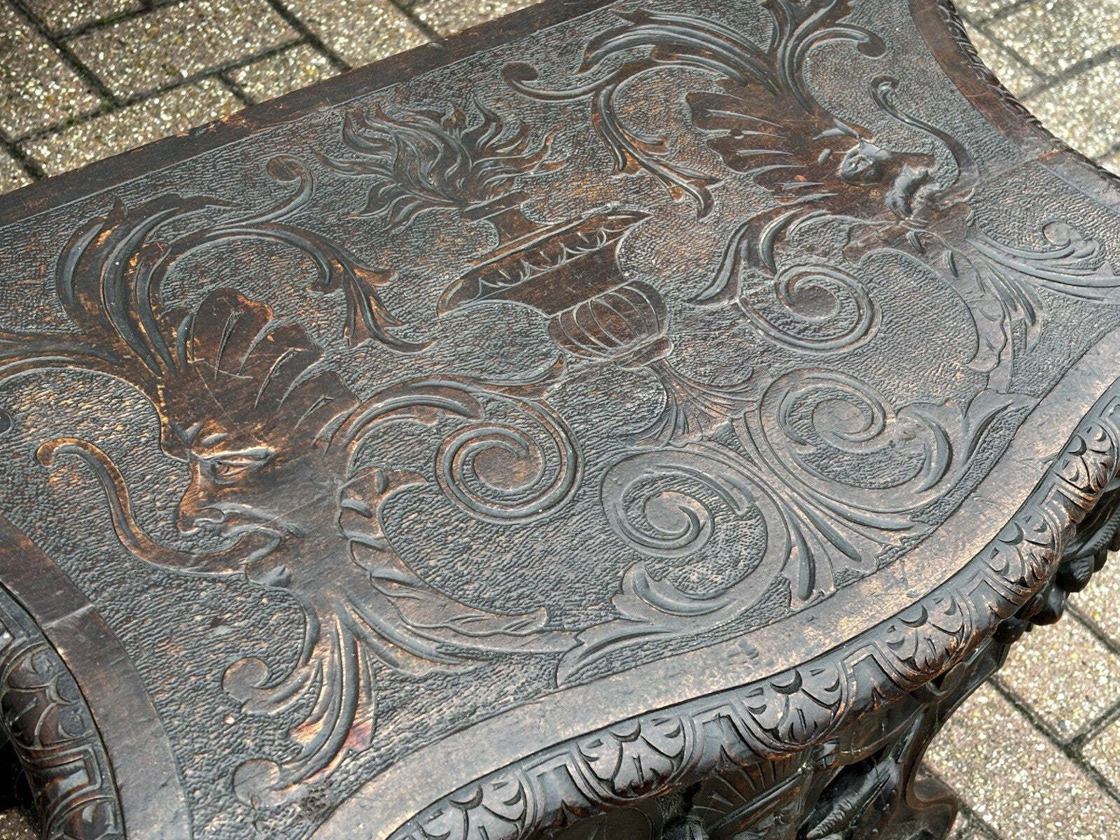 Victorian Italian Carved Walnut Low Lamp / Side Table. Superb Quality. photo vintage