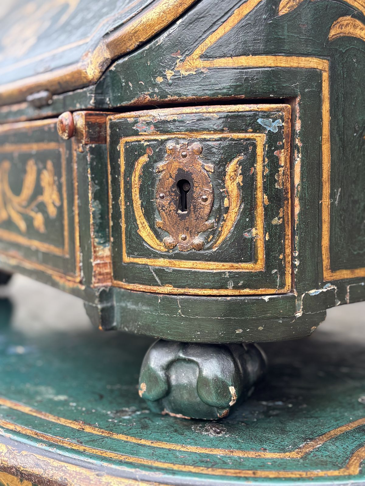 photo vinterior 18th Century Venetian Painted Travelling Bureau On Table