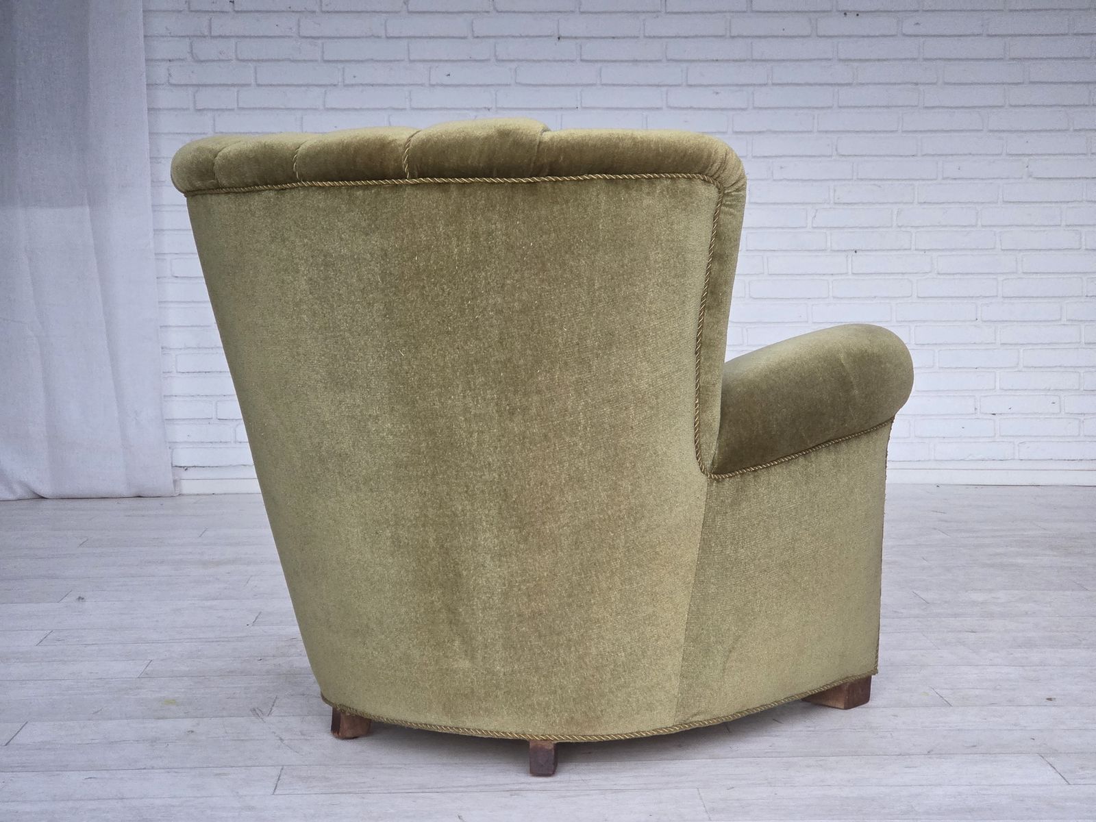 photo vintage 1960s, Danish Relax Armchair, Original Green Furniture Velour, Beech Wood.