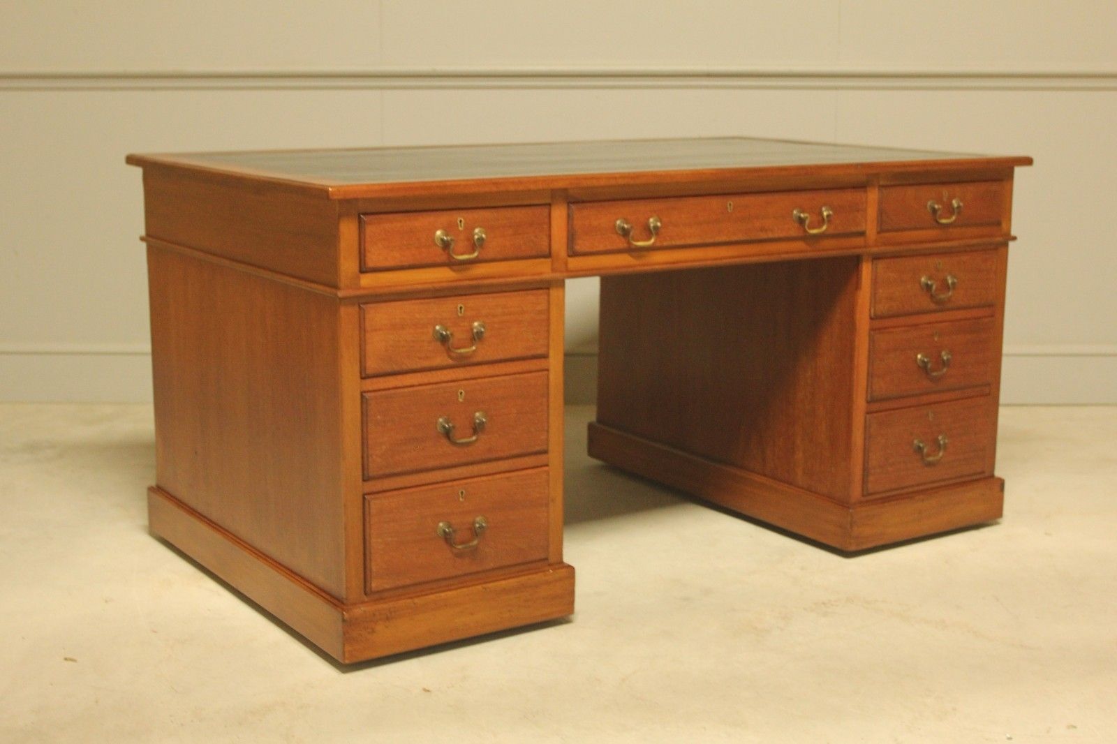 A Large Early 20th Century Mahogany Writing Desk photo vinterior