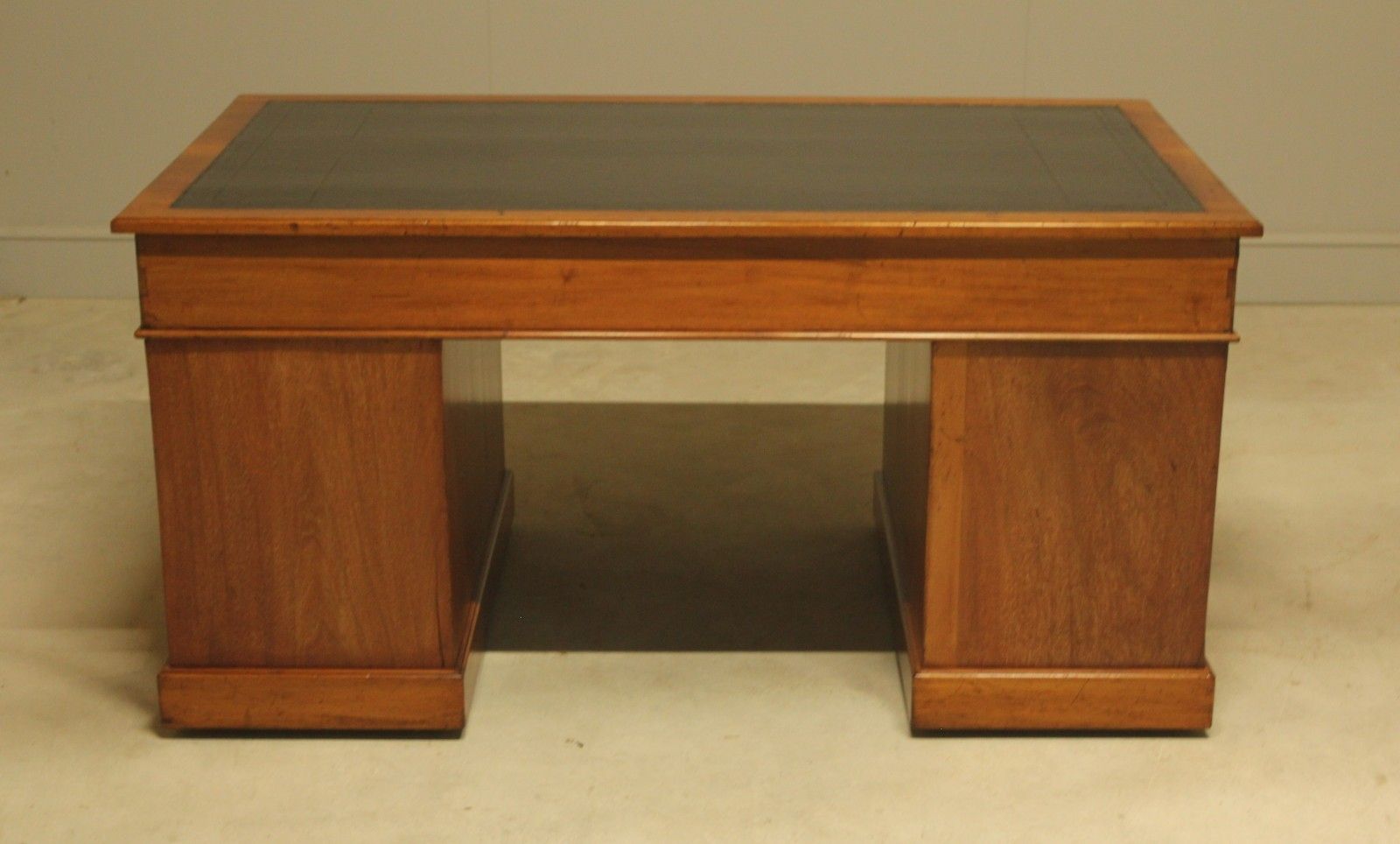 photo furniture A Large Early 20th Century Mahogany Writing Desk