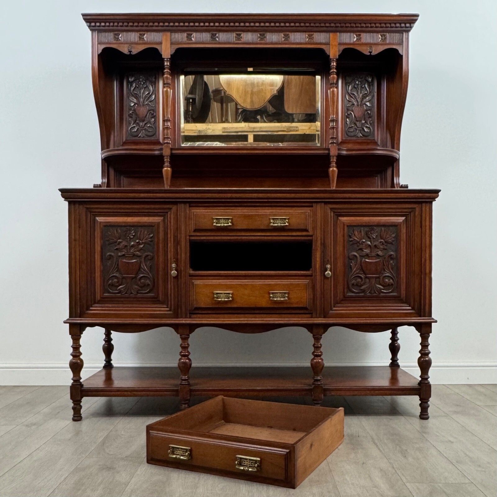Furniture Antique 20th Century Fine Quality Sideboard In Walnut photo