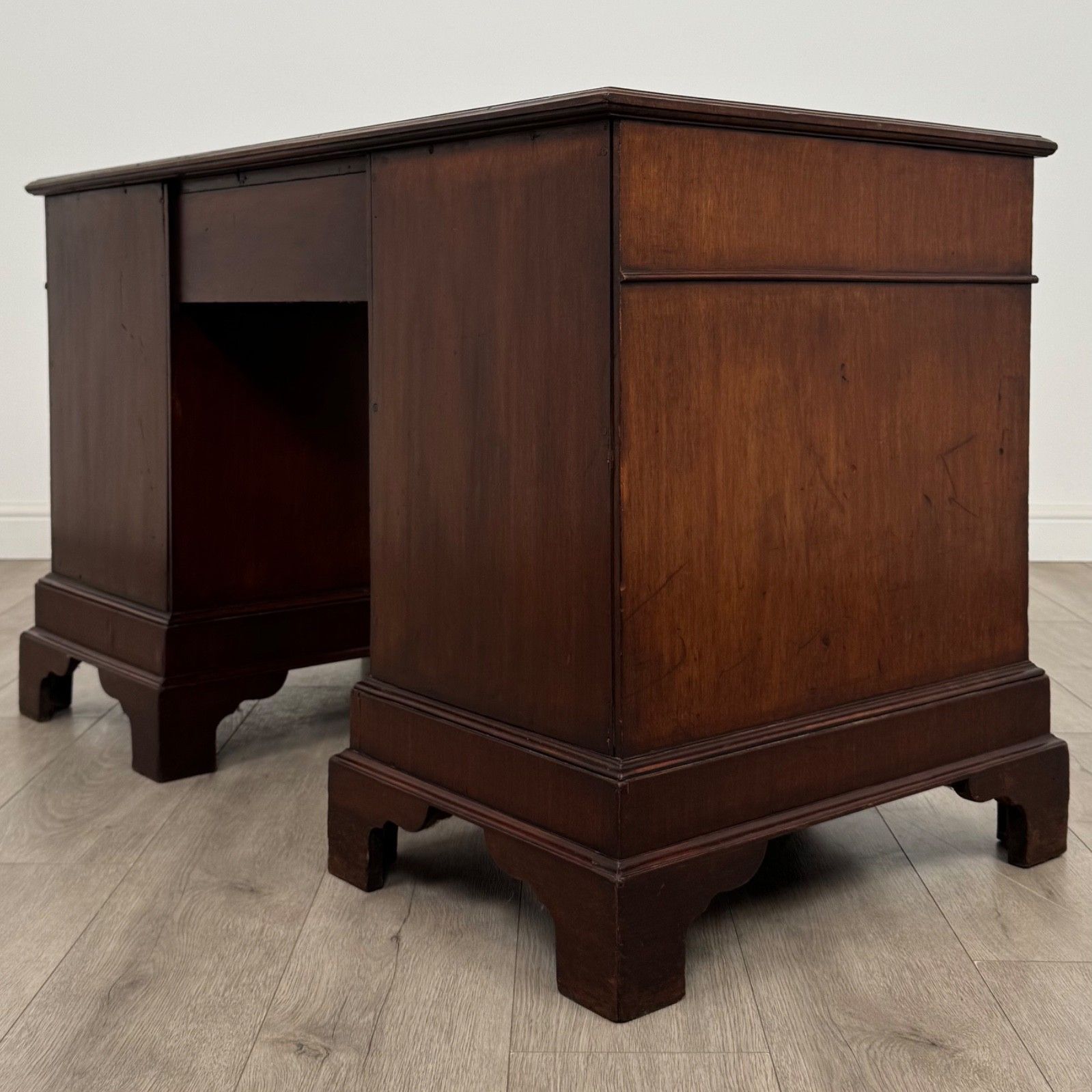 Antique 19th Century Fine Quality Pedestal Desk In Mahogany photo vinterior