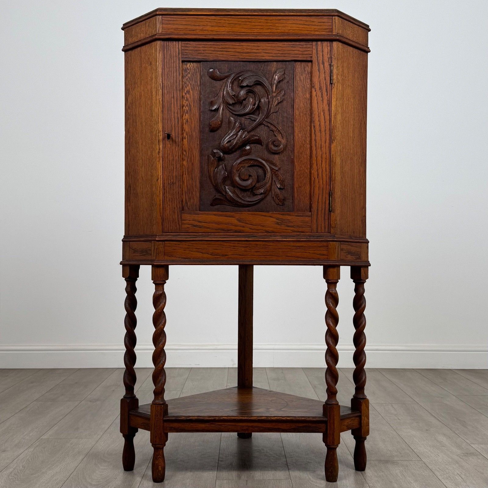 Antique 20th Century Good Quality Corner Cabinet In Oak