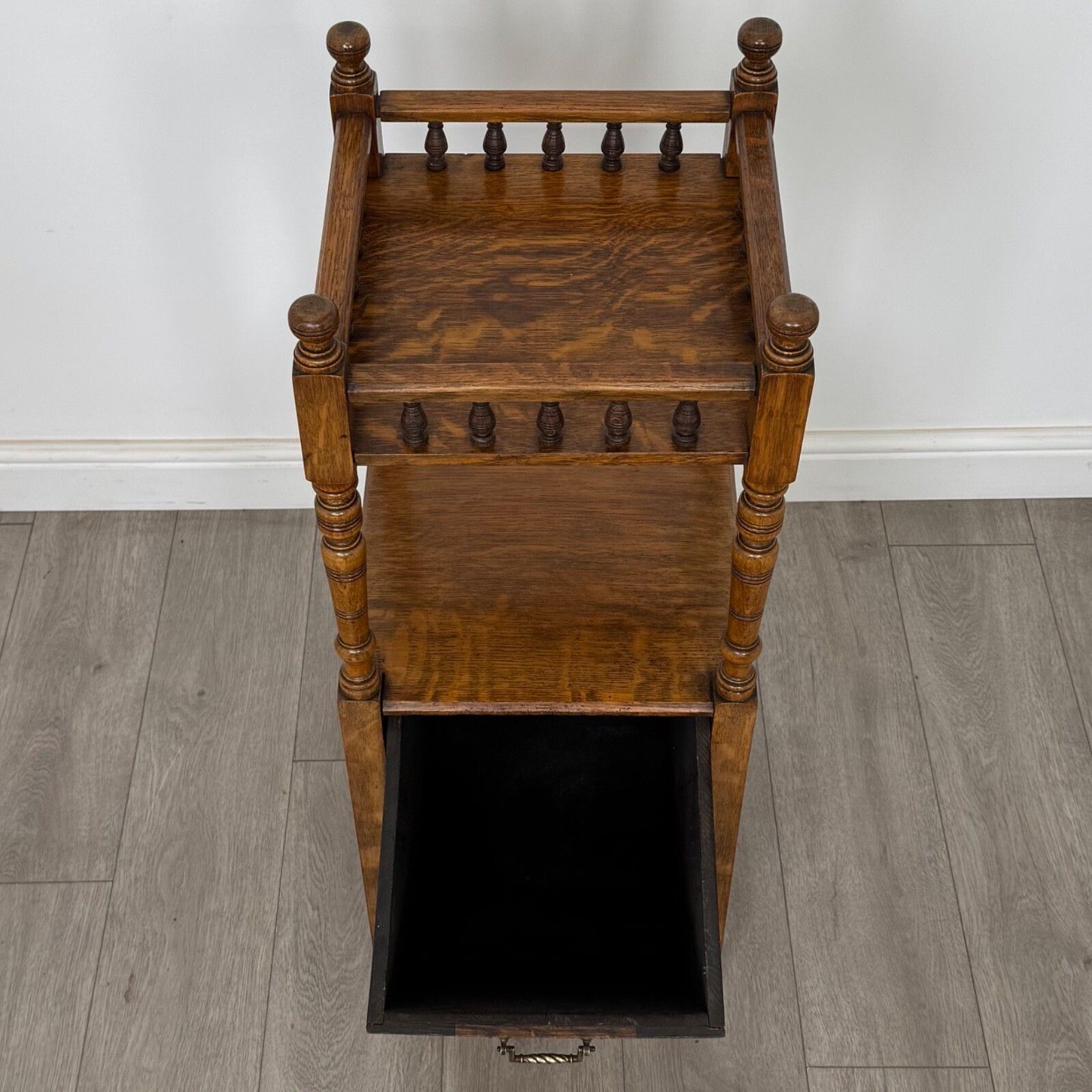 photo vinterior Antique 20th Century Fine Quality Cabinet In Golden Oak