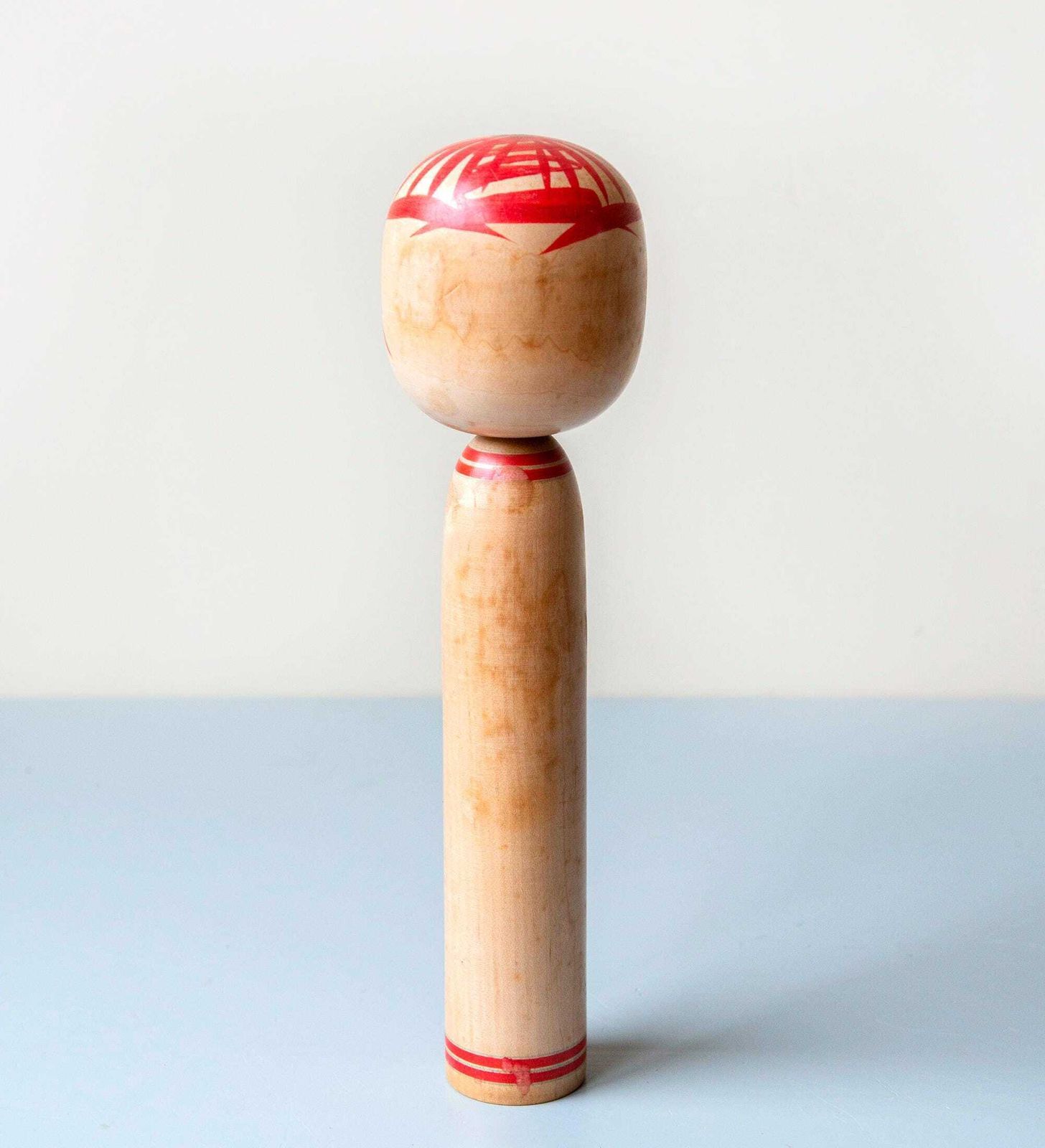 Vintage Naruko Kokeshi-pop, gesigneerd Japans houten volkskunstfiguur photo vinterior