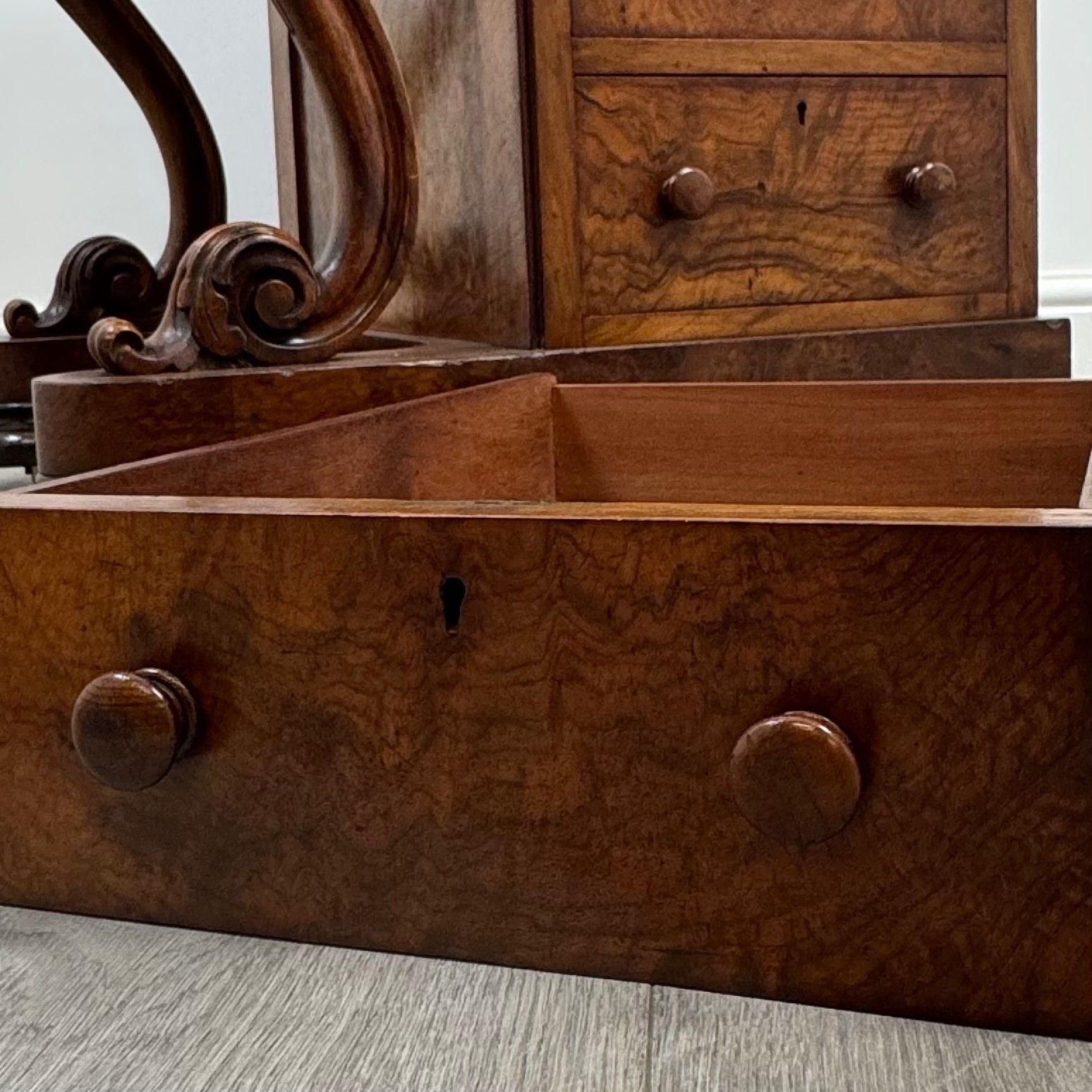 photo vinterior Antique 19th Century Fine Quality Burr Walnut Davenport Desk