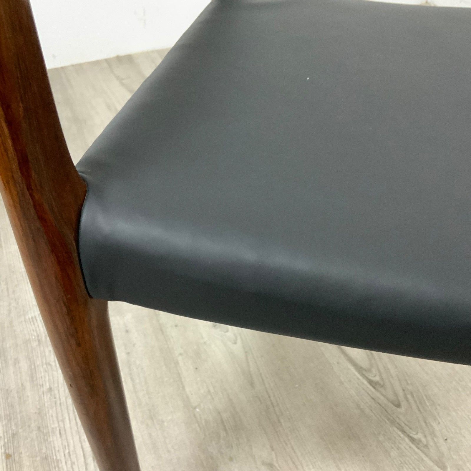 photo vinterior Neil’s Otto Moller Danish Rosewood Model 57 Office Library Chair   Black Leather